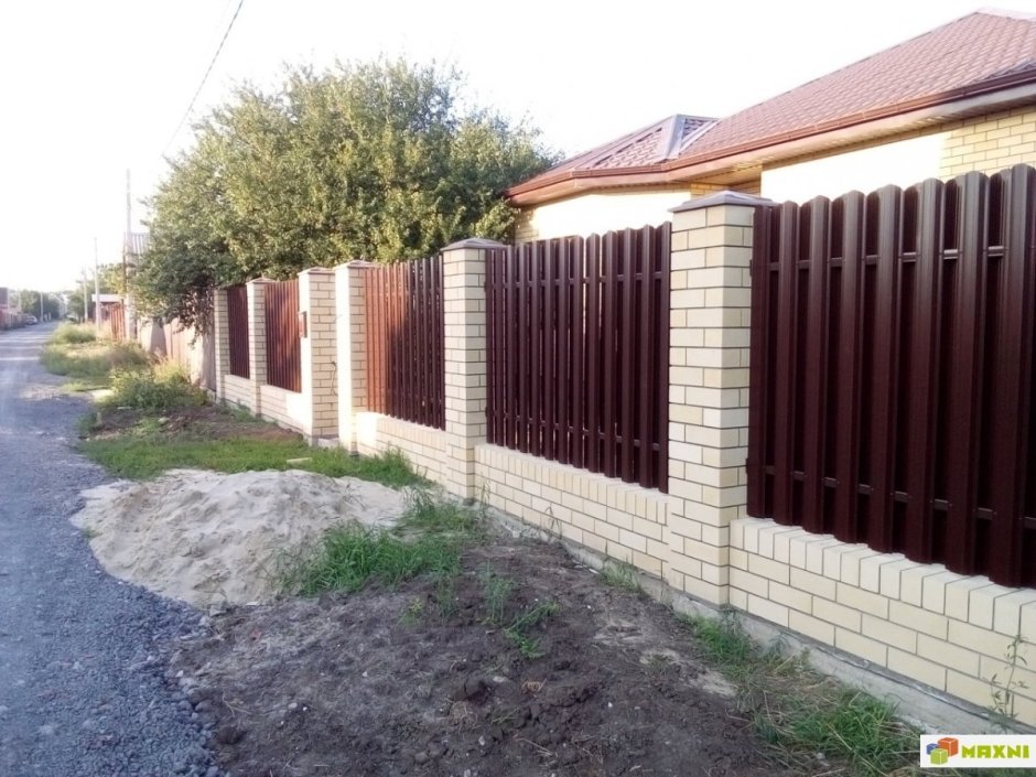 Забор из белого евроштакетника с кирпичными столбами