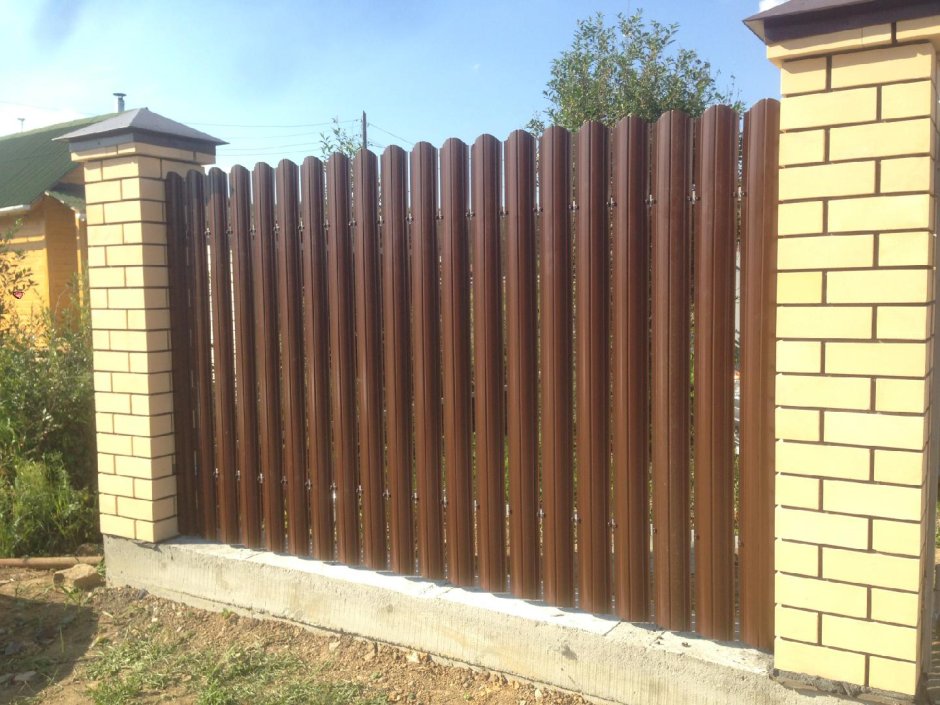 Забор кирпичные столбы и евроштакетник