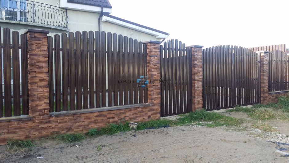 Забор со столбами из кирпича и штакетника