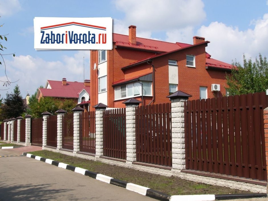 Забор из кирпича и штакетника