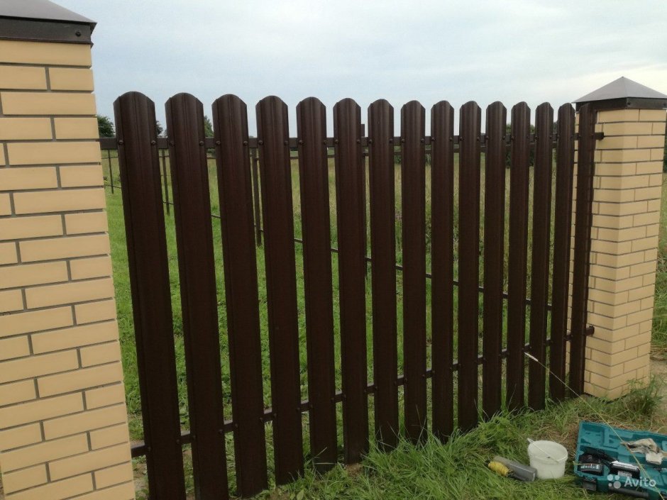 7024 Штакетник с кирпичными столбами