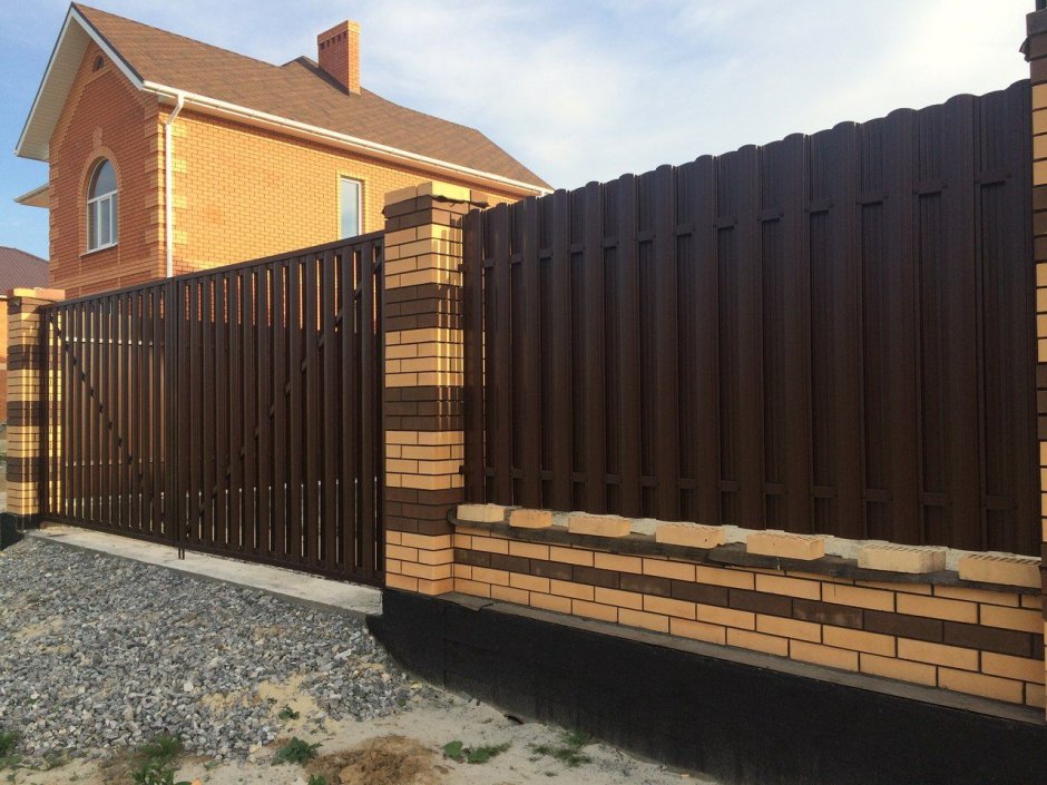 Забор металлический коричневый