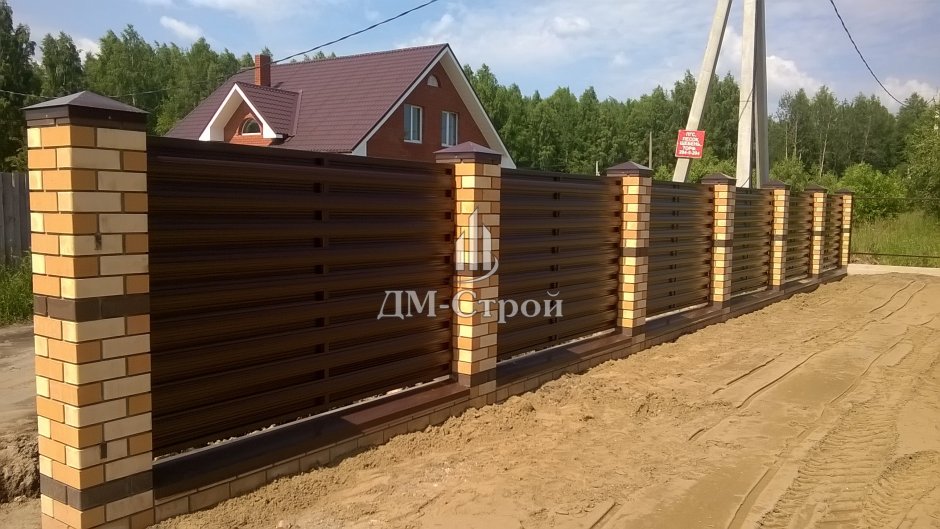 Забор с кирпичными колоннами и штакетником