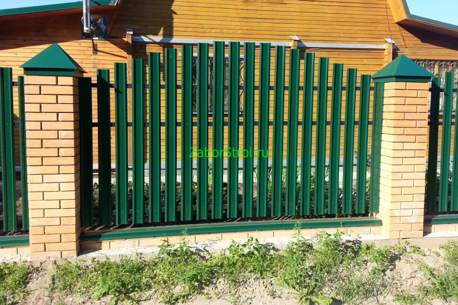 Забор из евроштакетника с кирпичными столбами