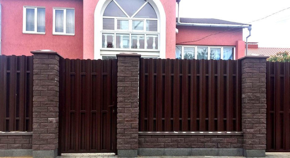 Забор с коричневыми столбами