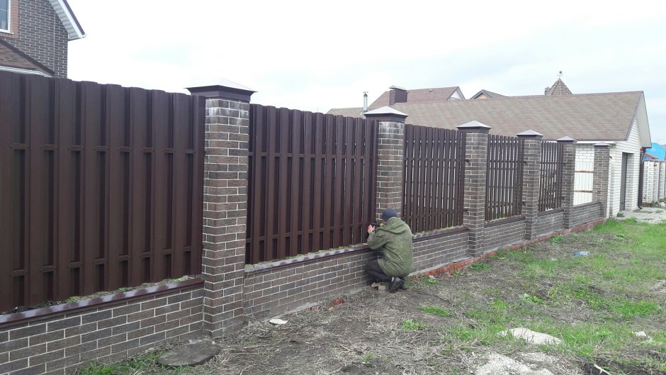 Забор коричневый с серым