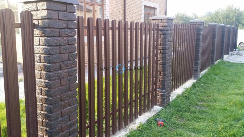 Забор со столбами из кирпича и штакетника