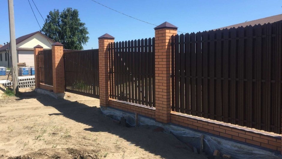 Забор из евроштакетника со столбами из кирпича