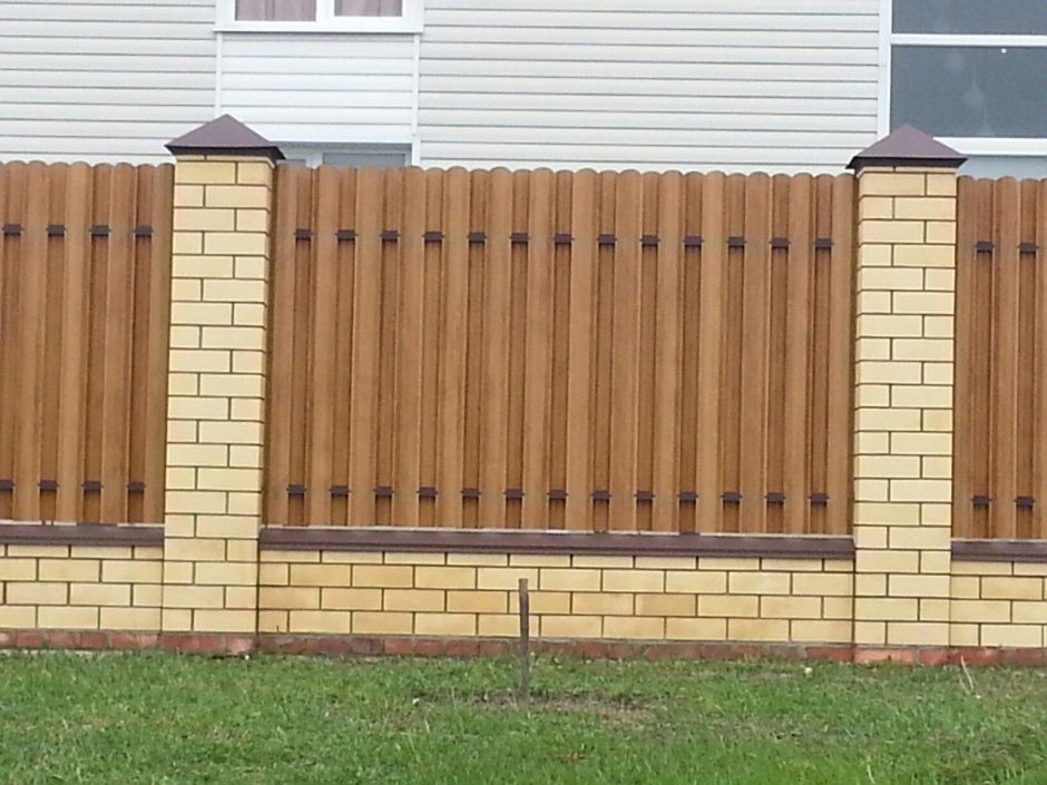 Забор под дерево с кирпичными столбами