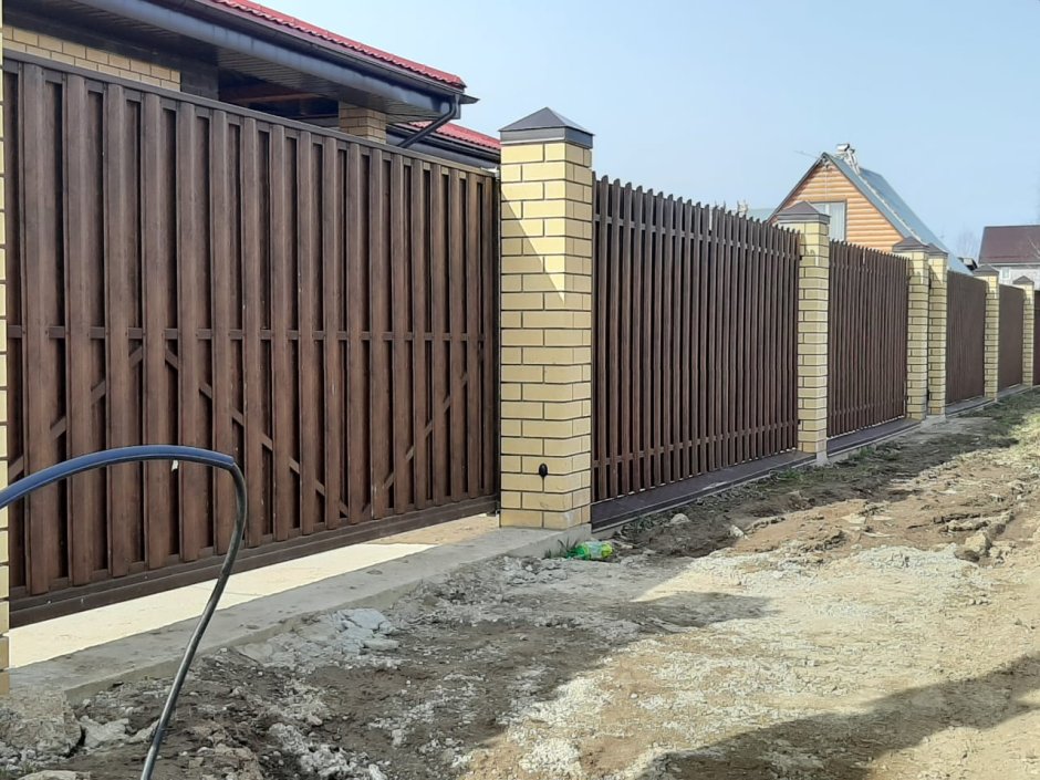 Забор из профнастила и откатные ворота из евроштакетника