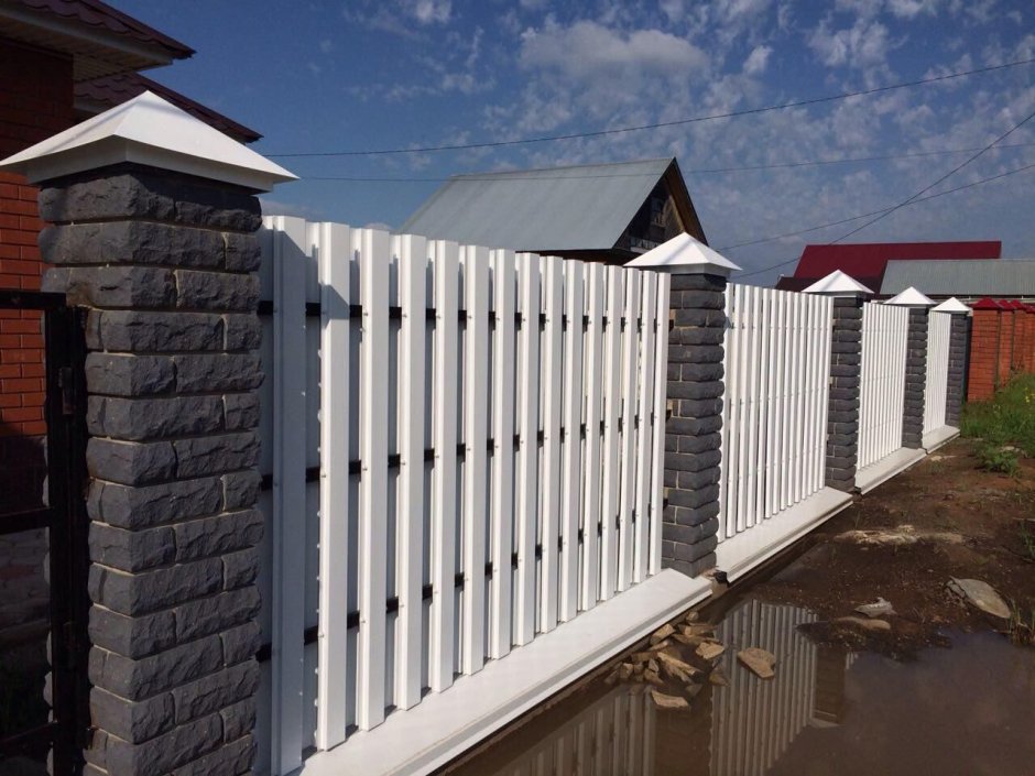 Забор RAL 7024 И черный кирпичный столб