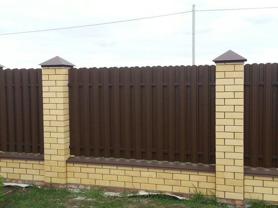 Забор из металлоштакетника 7024 с кирпичными столбами