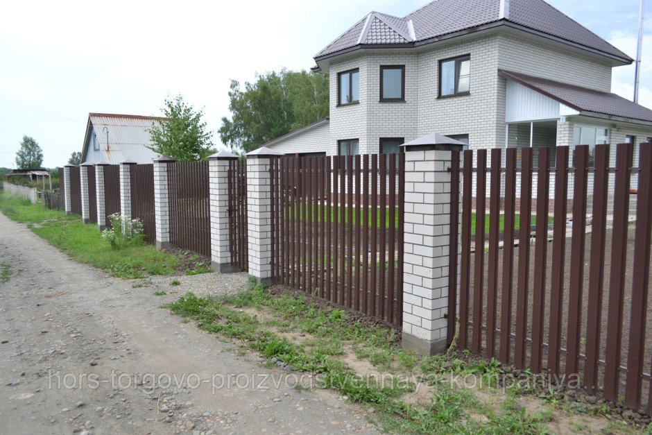 Забор кирпичные столбы и евроштакетник