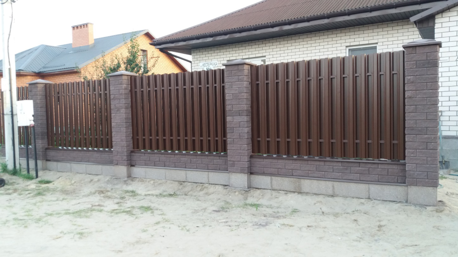Коричневый забор с кирпичными столбами