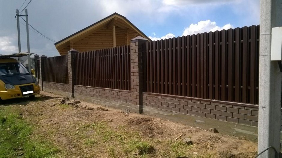 Забор штакетник с кирпичными столбами