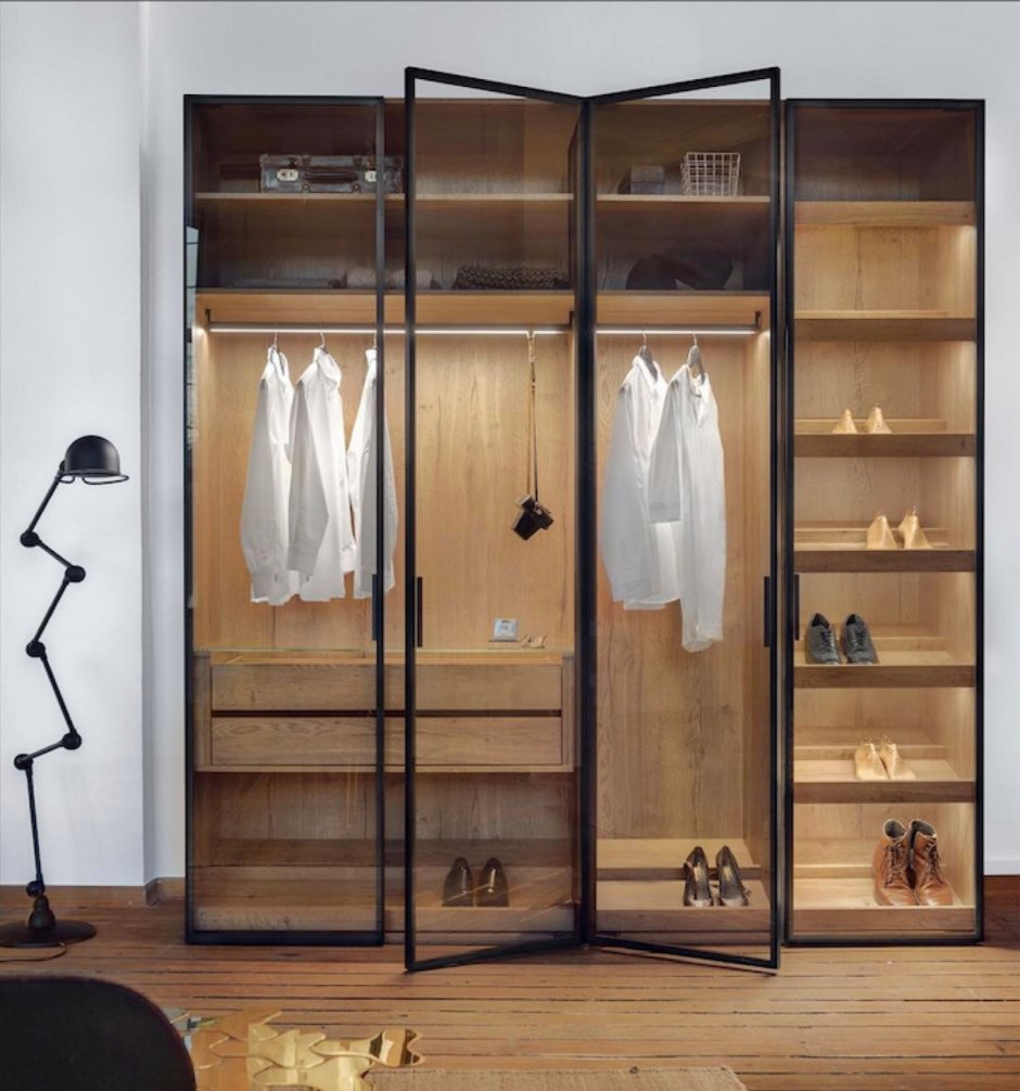 Гардеробная со стеклянными дверями