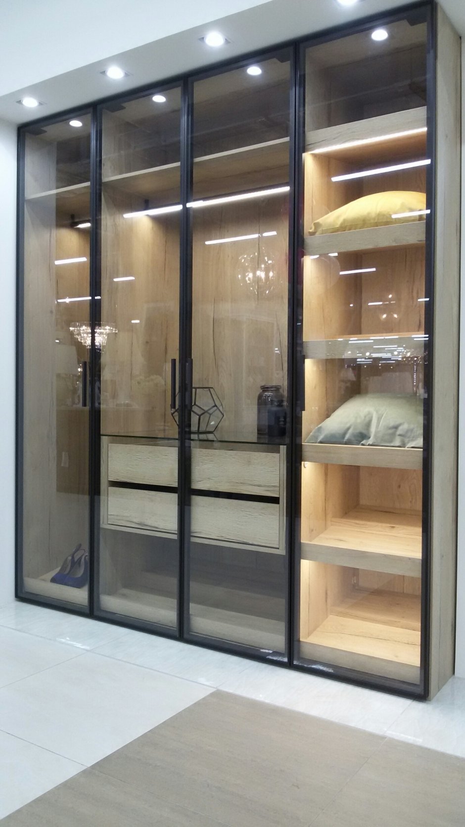 Шкаф с тонированным стеклом