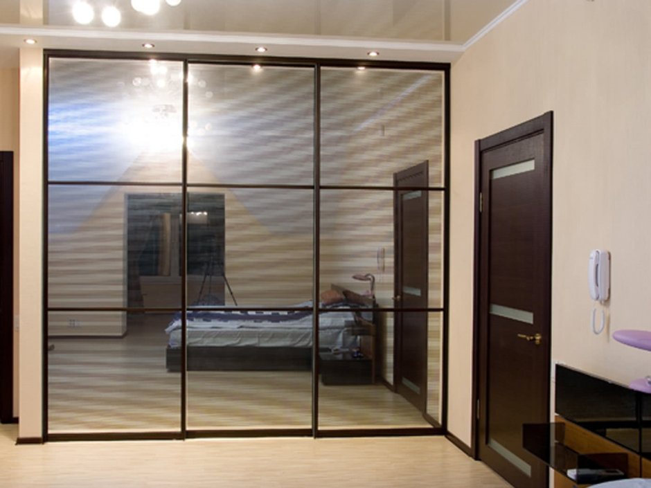 Встроенный шкаф с зеркальными дверями