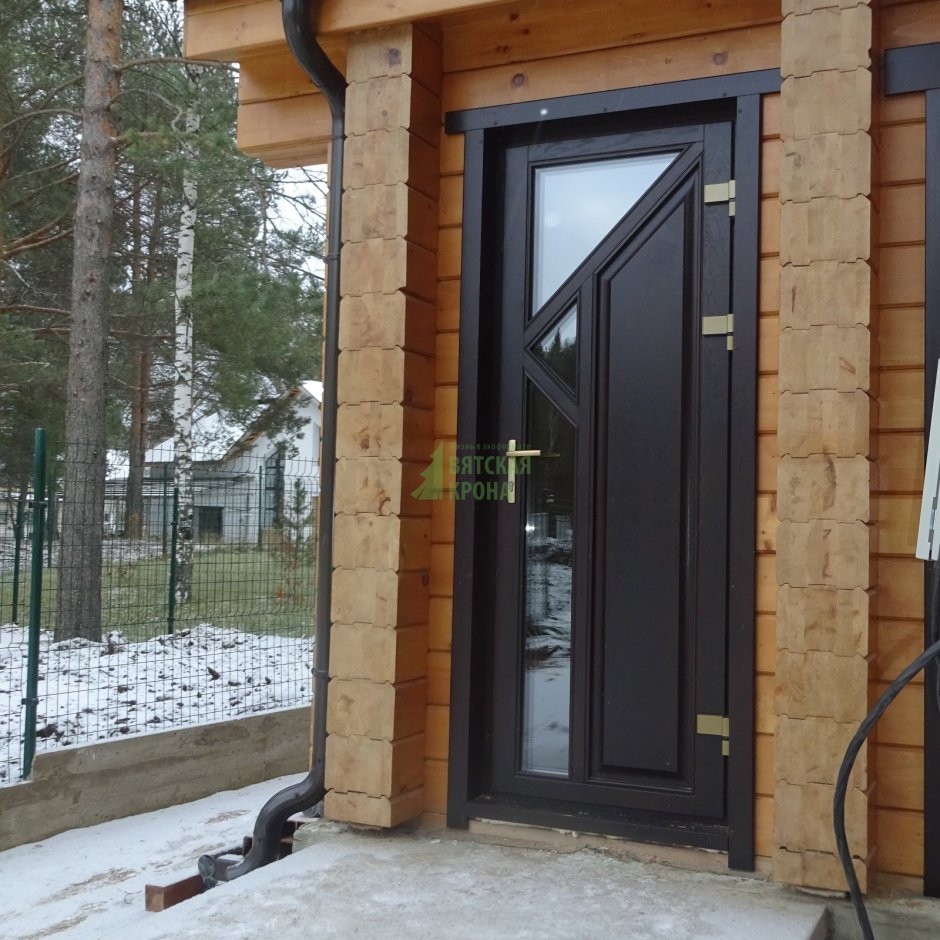 Входная дверь в доме из бруса