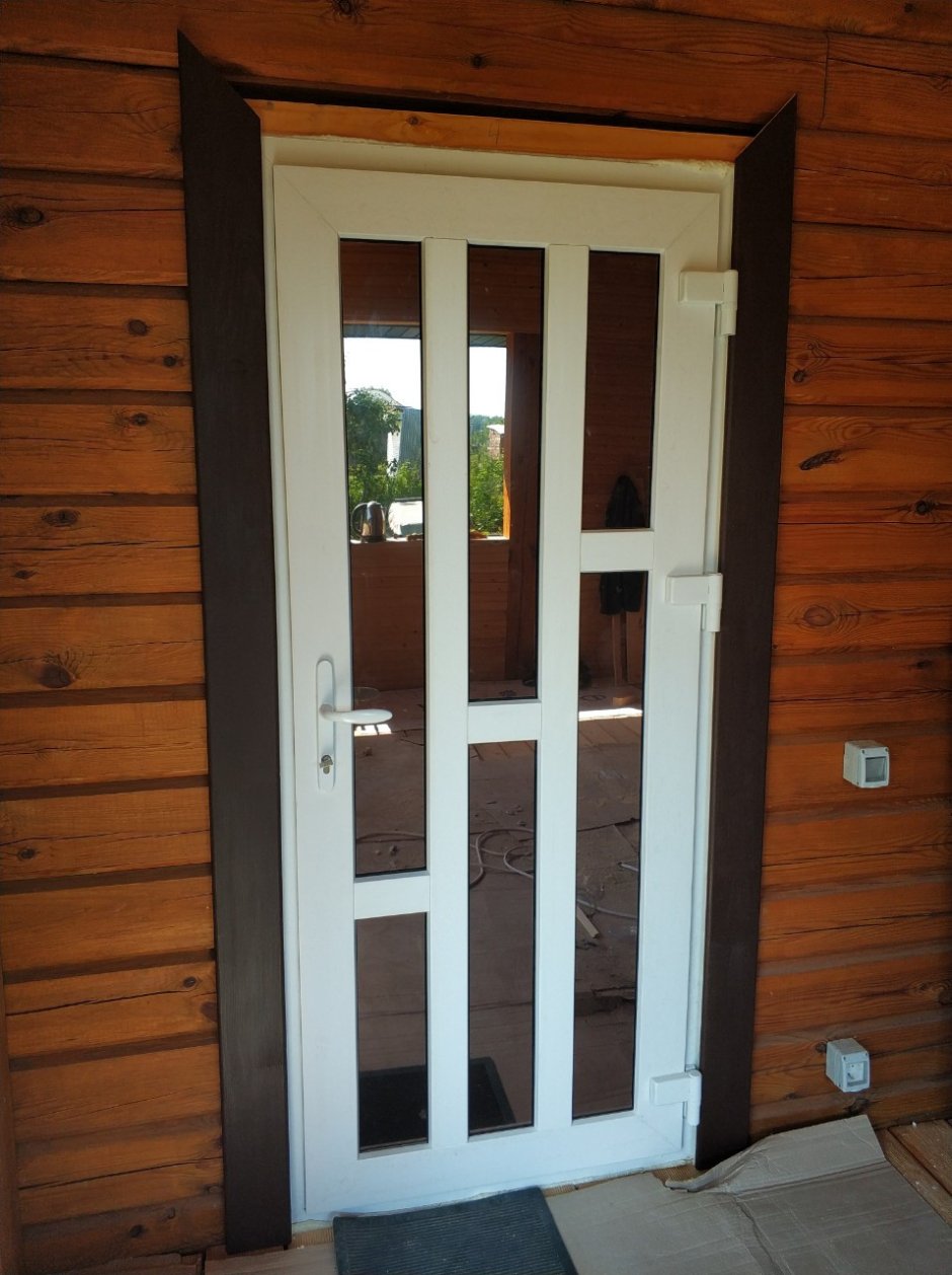 Дверь пластиковая со стеклом входная