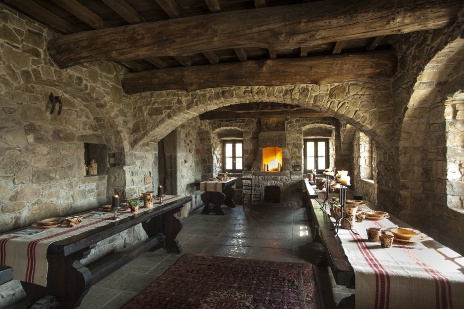 Трапезная в средневековом монастыре