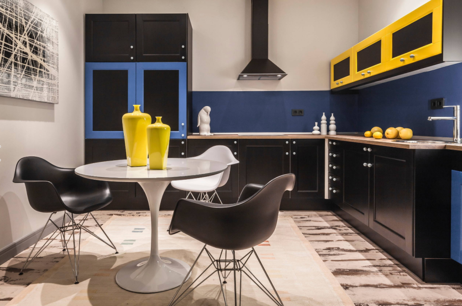 Сочетание серого и синего в интерьере кухни