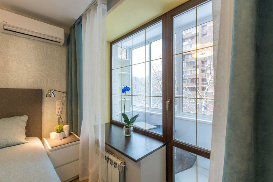 Балкон с окнами в пол соединен с спальней