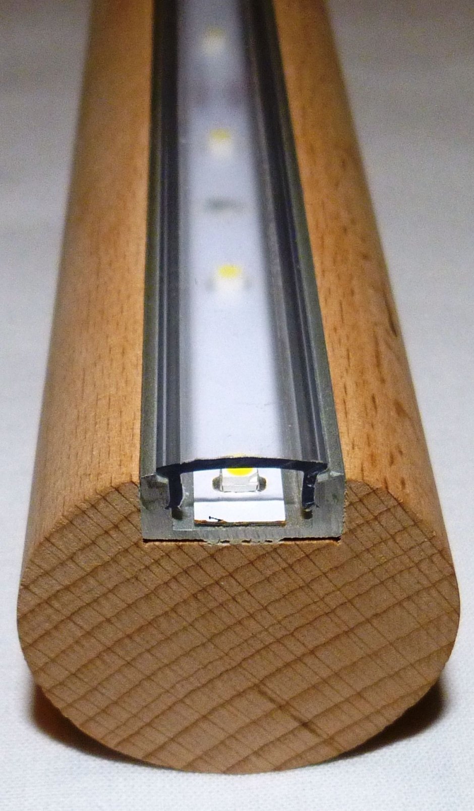 Деревянный поручень с подсветкой