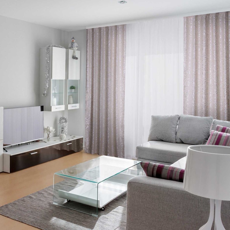 Светло серые шторы в гостиной