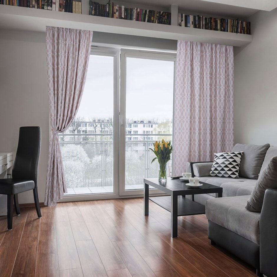 Шторы в гостиную с серыми стенами