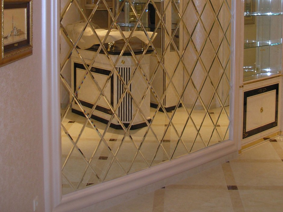 Зеркальное панно в интерьере