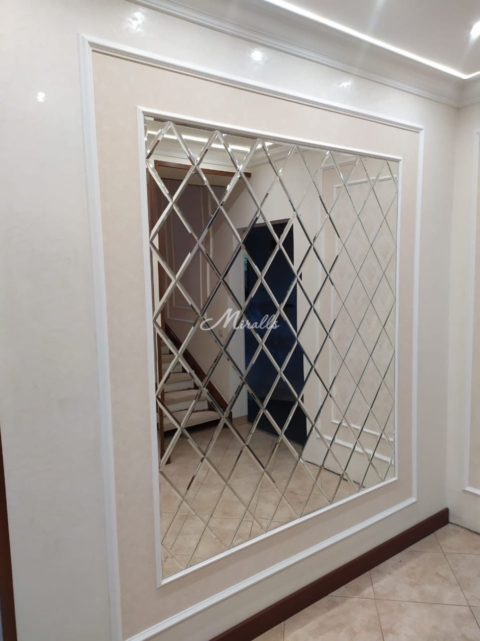 Зеркало ромбами в прихожей