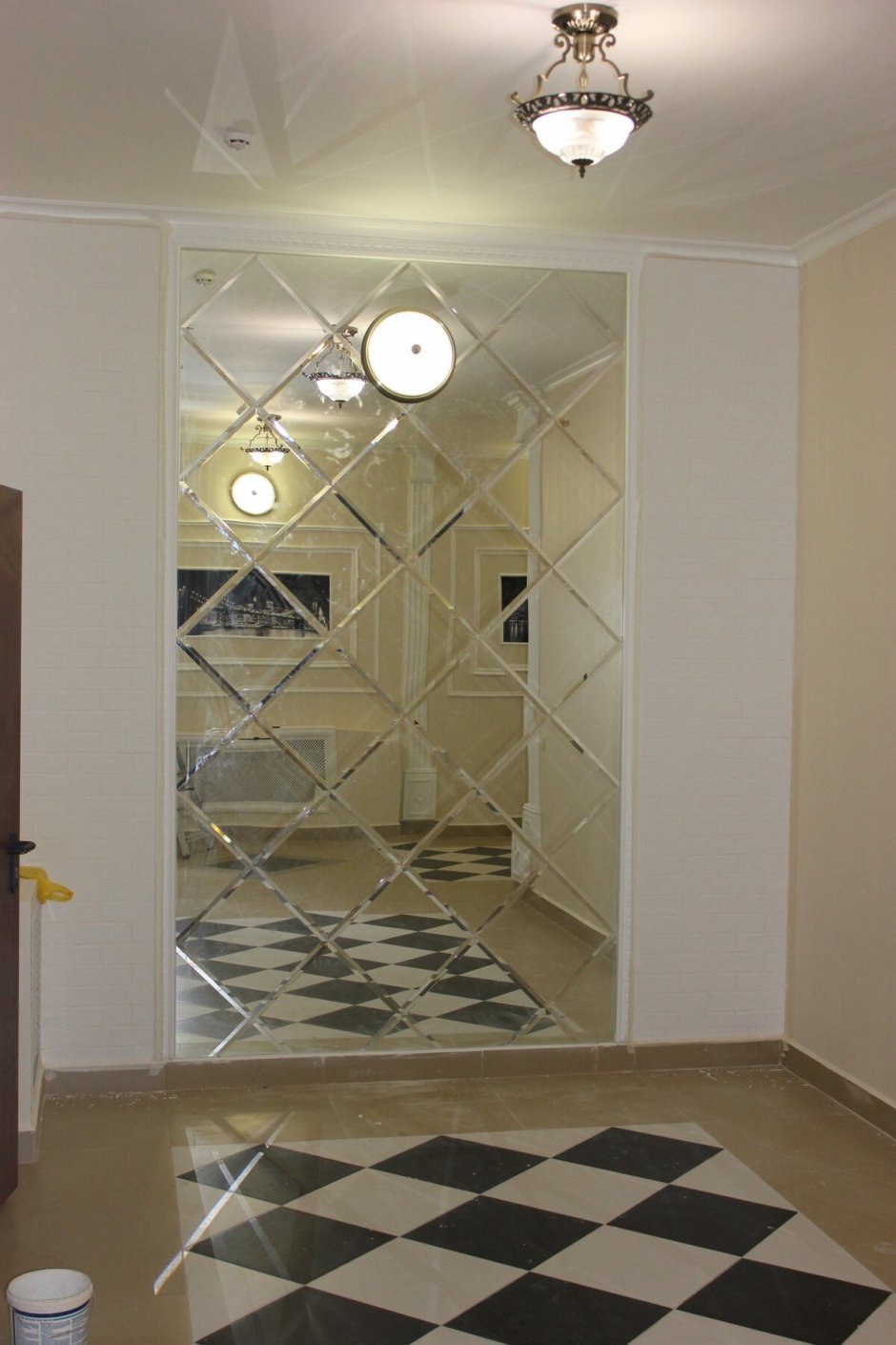 Зеркальное панно в прихожей