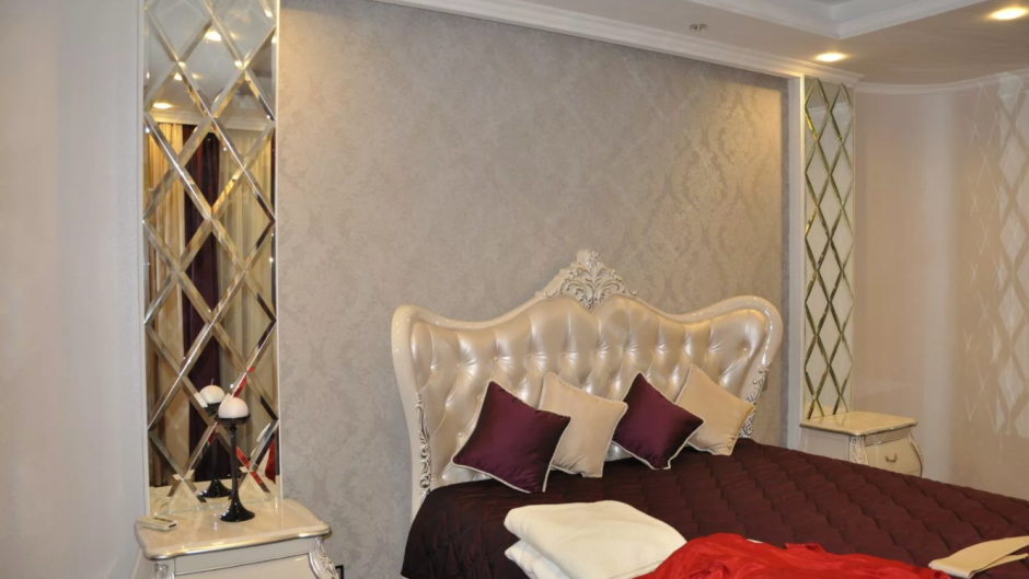 Зеркальная плитка на стену в спальне