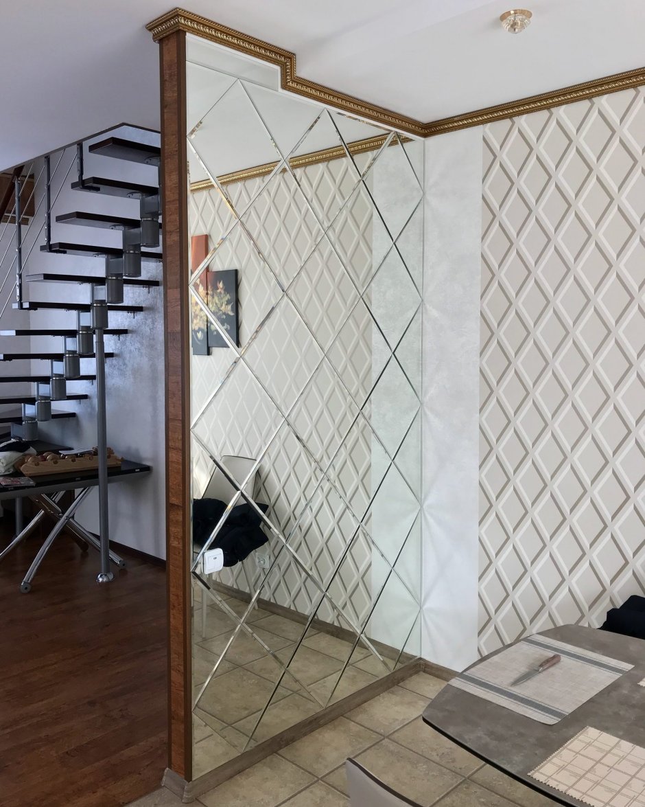 Зеркальное панно ромбы