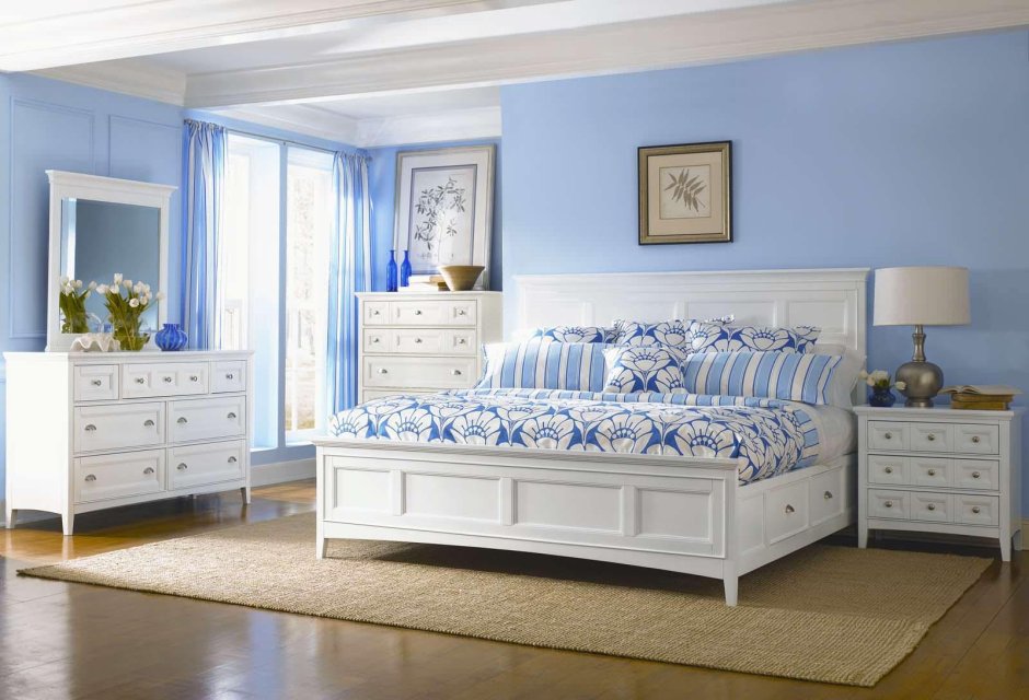 Голубая спальня с белой мебелью