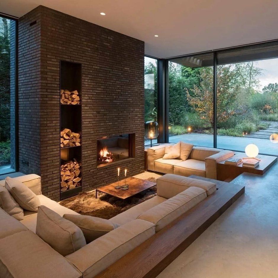 Гостиная с большими окнами и камином