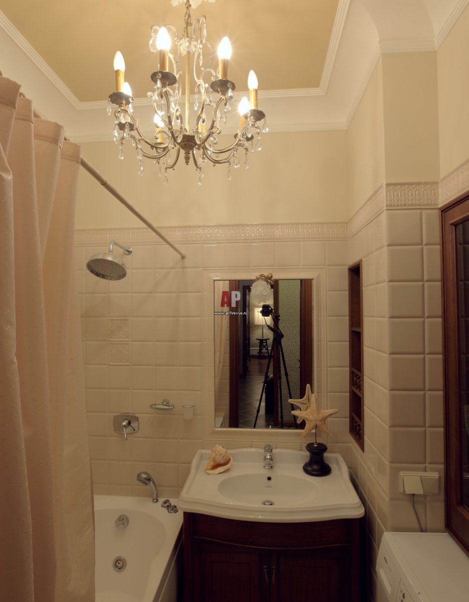 Ванная комната с люстрой