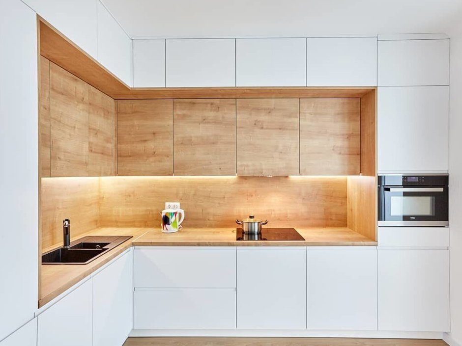 Кухня белая с деревом