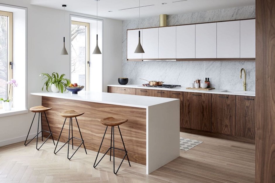 Кухня белая с деревом