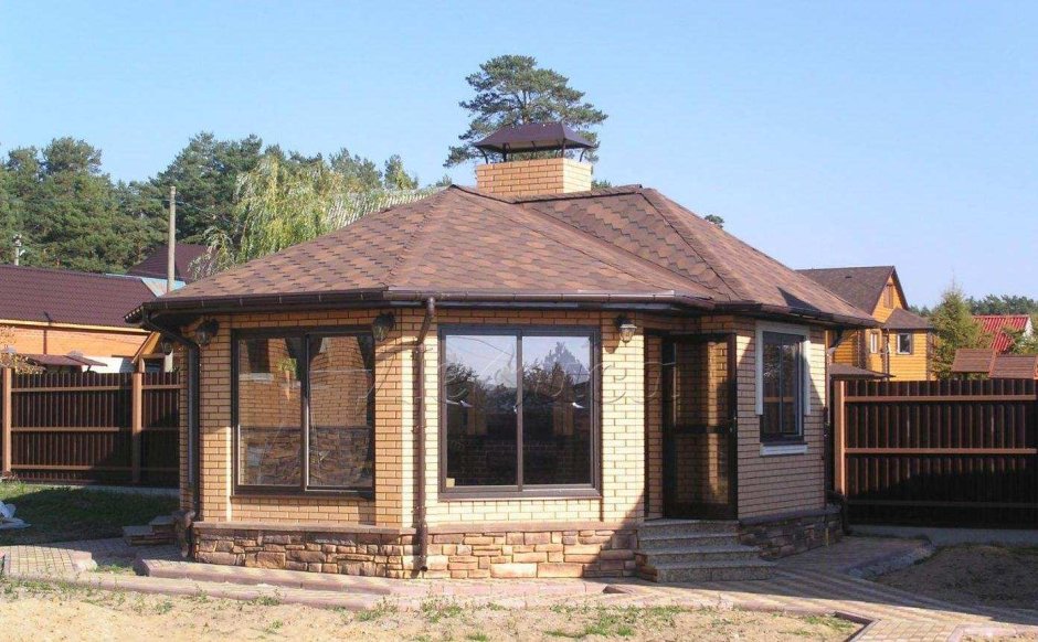 Баня с террасой и барбекюшницей из кирпича