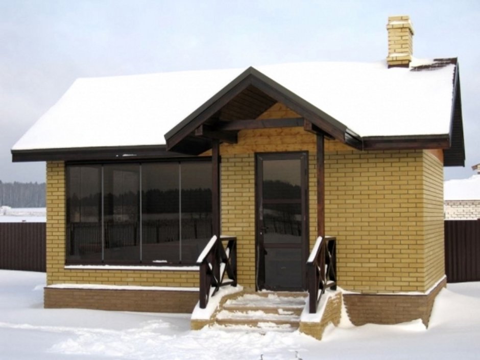 Баня из кирпича с террасой