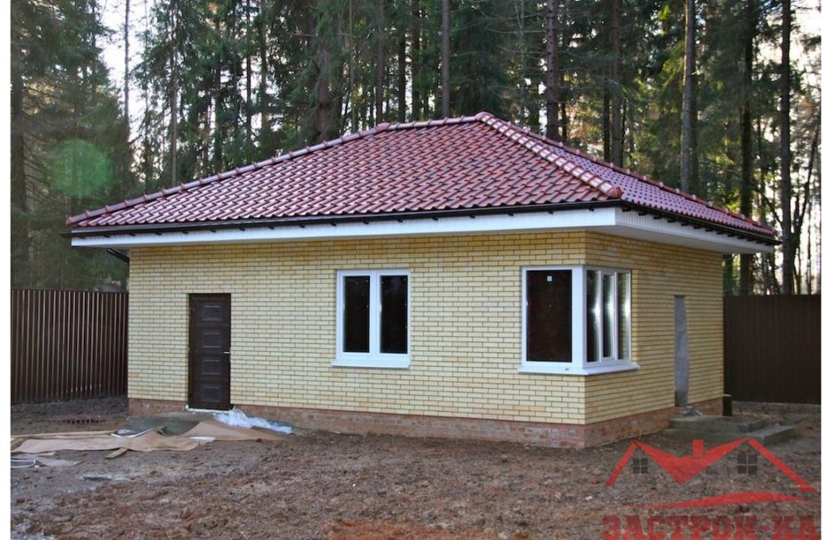 Баня из кирпича с четырехскатной крышей