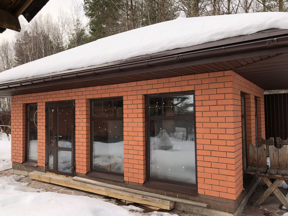 Летняя кухня из кирпича застекленная