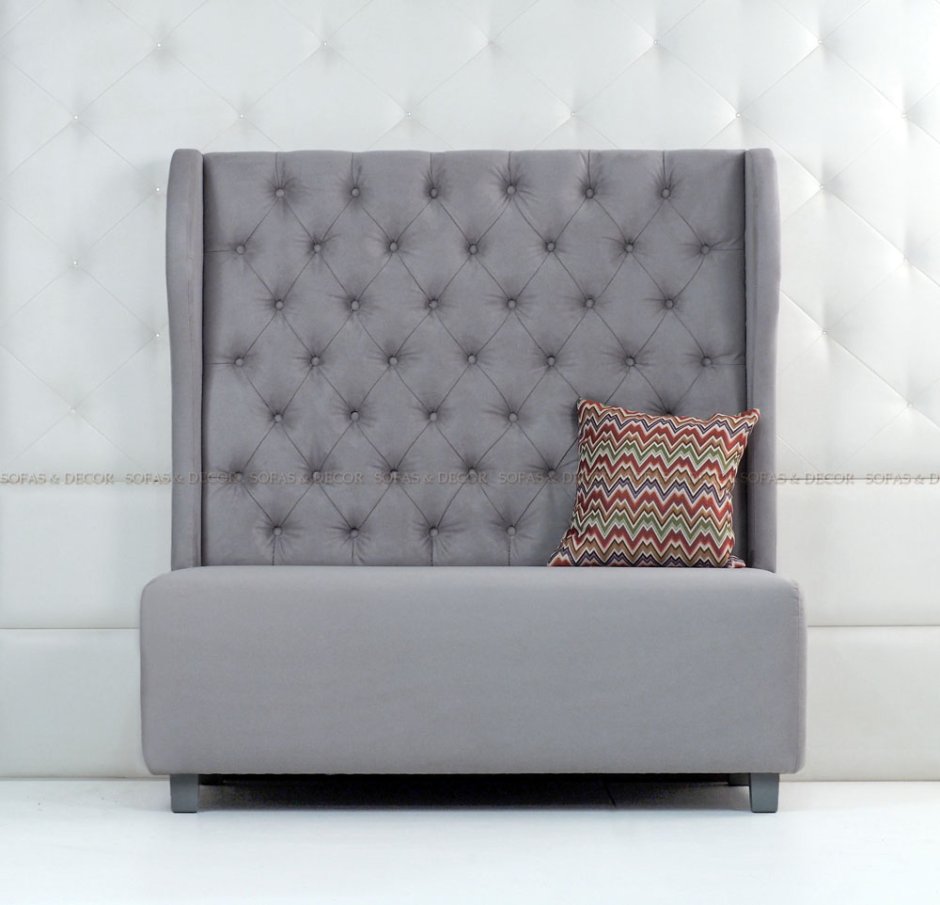 Диван с высокой спинкой