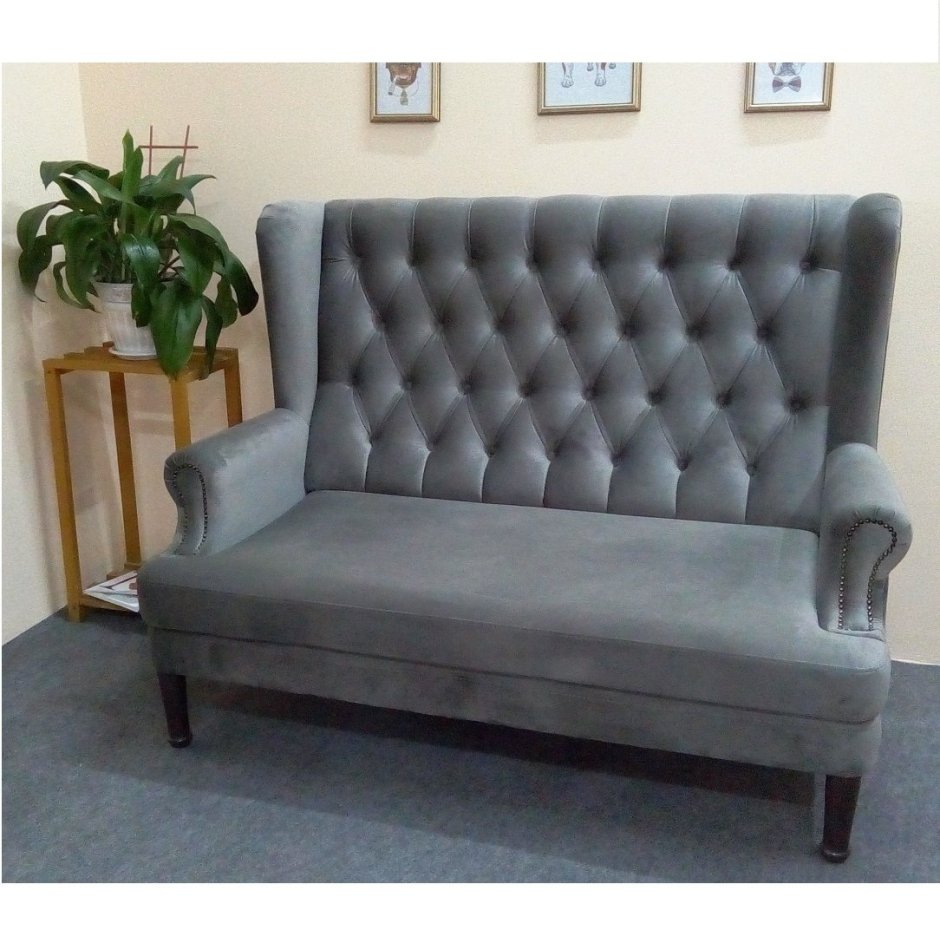 Маленький диван с каретной стяжкой