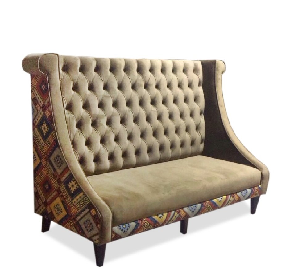 Диван с высокой спинкой