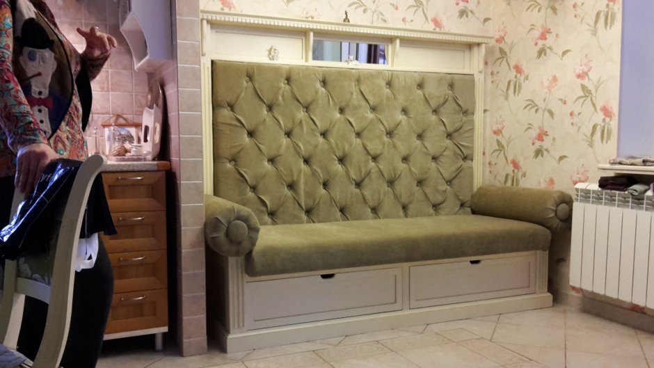 Диван на кухню с высокой спинкой