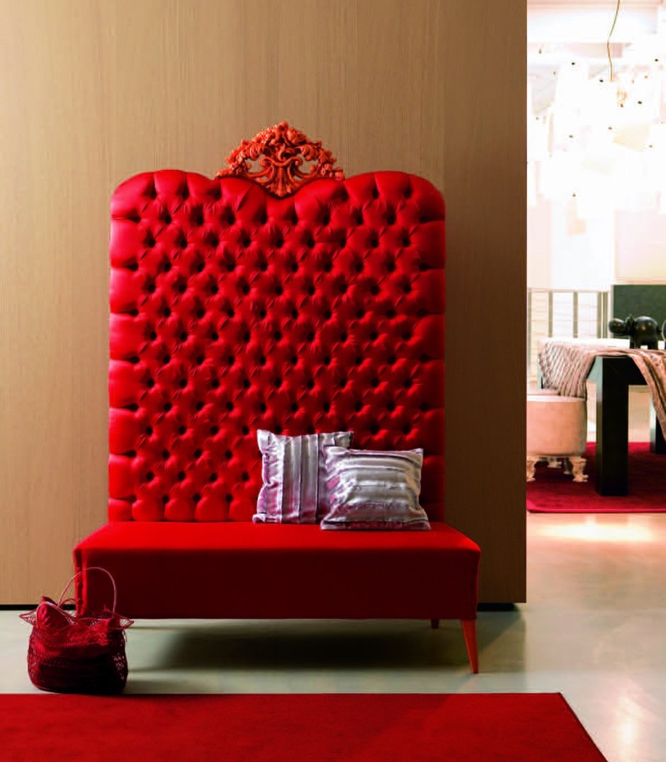 Дизайнерский диван с высокой спинкой