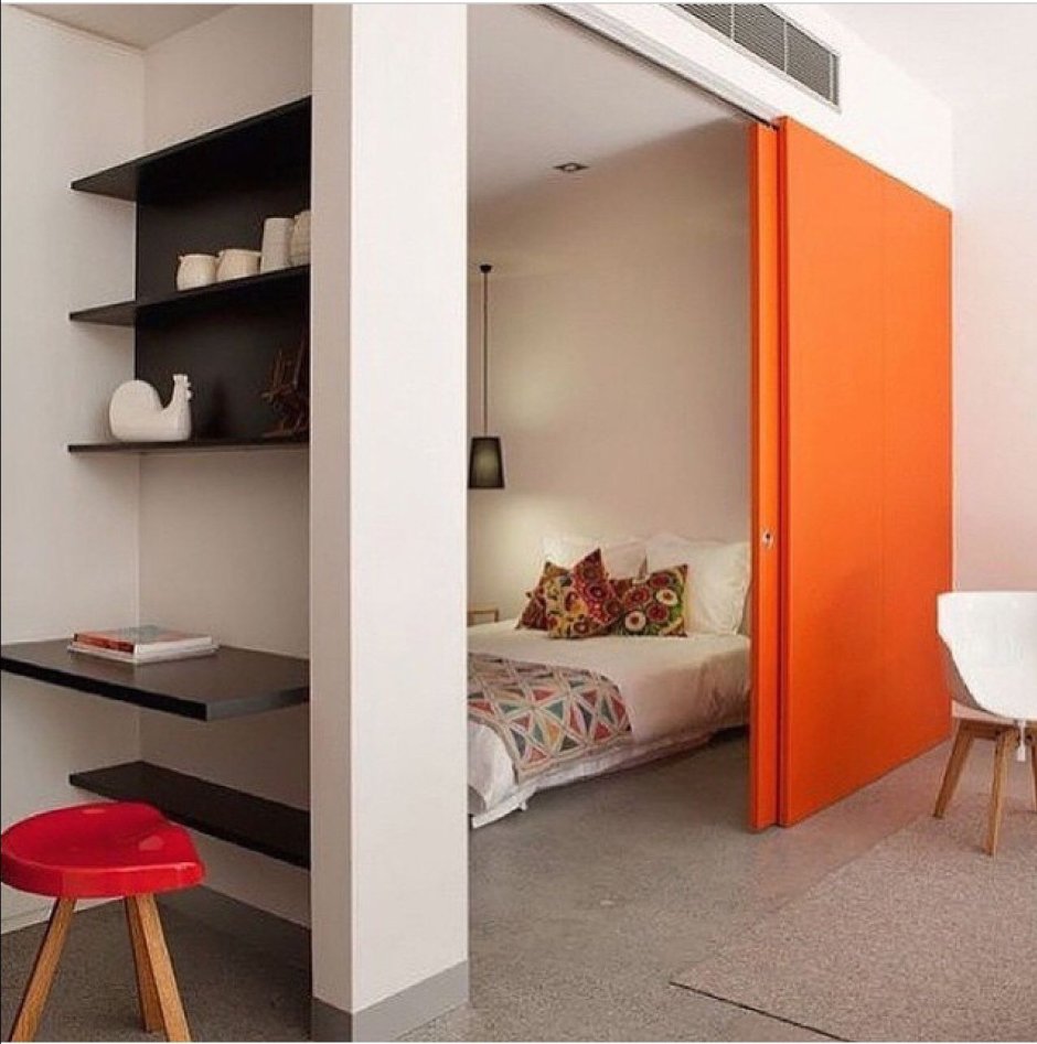 Кровать расположена у входа за дверью